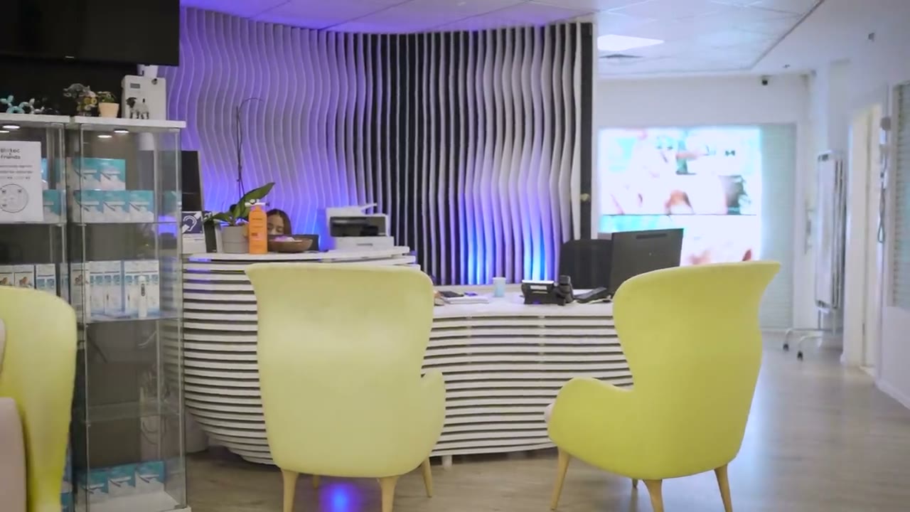 אזור הקבלה במרפאת ביוטק סמייל בהרצליה, דלפק קבלה וכורסאות המתנה